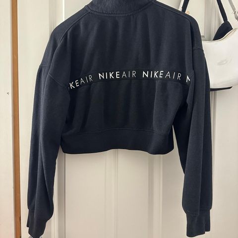 Nike cropped genser