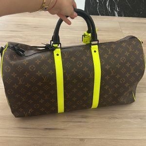 ØNSKER KJØPT NEON GUL LOUIS VUITTON KEEPALL.