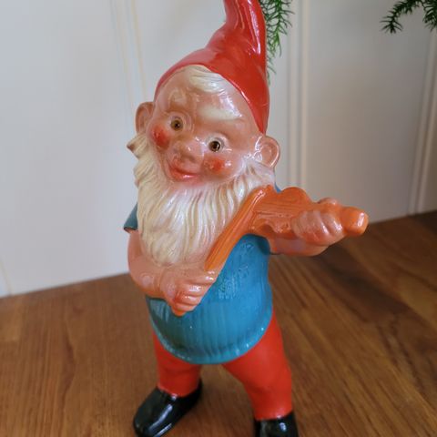 Gammel, tysk nisse med fiolin. Orkesternisse