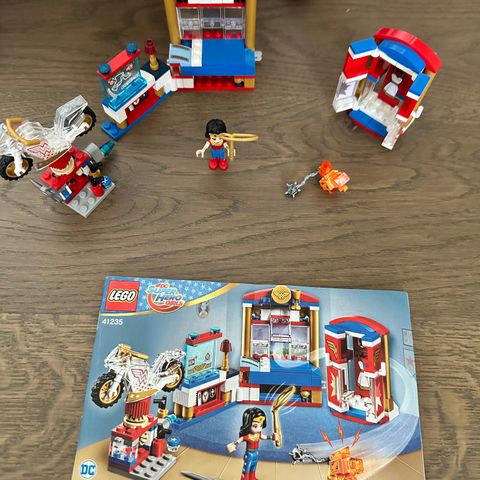 Lego DC Superhero Girls 41235 og 41230