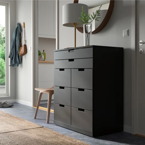 Svart kommode fra Nordli-serien til IKEA