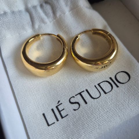 Lié Studio: The Andrea Earring - 18 kt gullbelagt sølv - Nypris 2700 kr