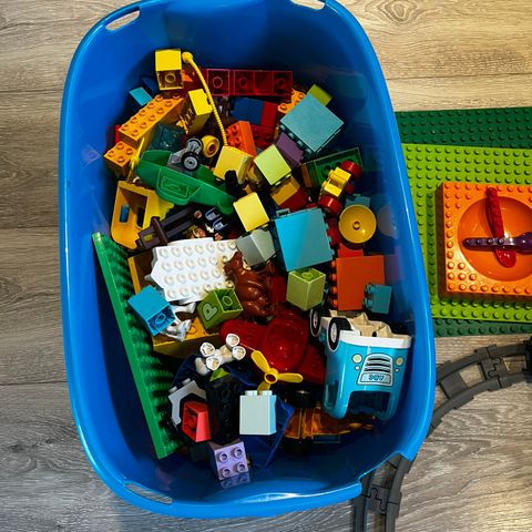 Stor pakke med Lego duplo: tog, skolebus, spiseset og mye mer