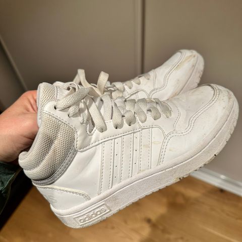 Hvite Adidas sneakers strl 32