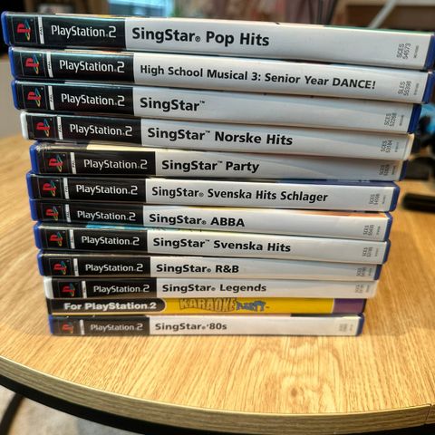 PlayStation 2 med 12 SingStar spill