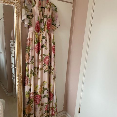 Nydelig maxi kjole i rosa med blomster