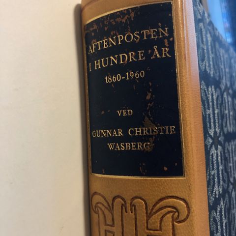 Gunnar Christie Wasberg. Aftenposten i hundre år. 1860-1960. Oslo, 1960.