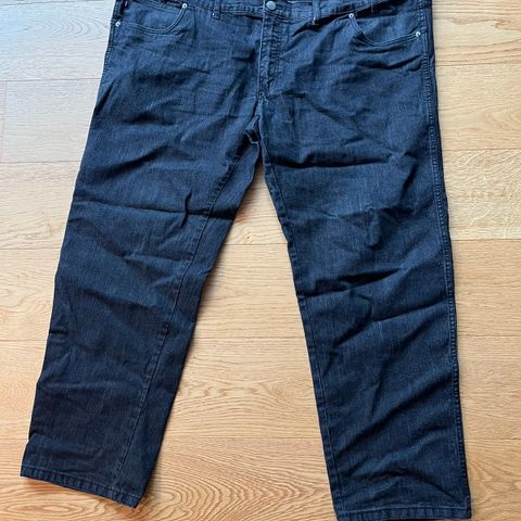 Stor størrelse: sort jeans 52/32