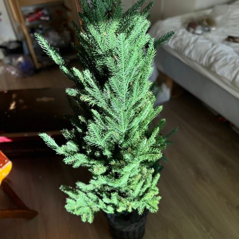 Juletre med kurv 130 cm