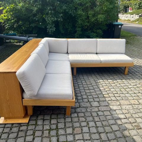 Plass bygget sofa med hyller