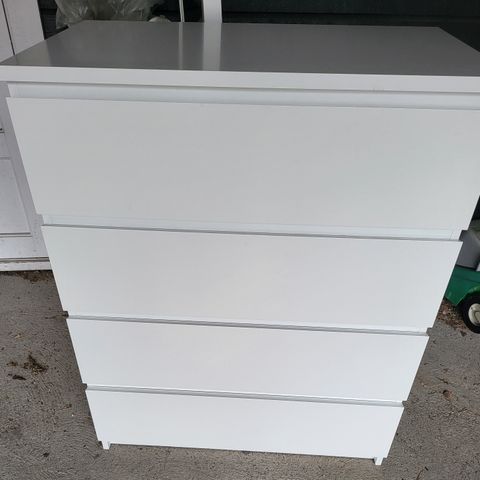 Fin MALM Kommode, 4 skuffer, hvit, 80x100 cm selges for 490,-kr