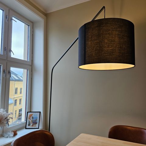 Gulvlampe med svart skjerm