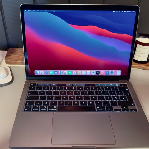 MacBook Pro 13" 2020 med Touch Bar - 256GB SSD, 16GB RAM - God stand