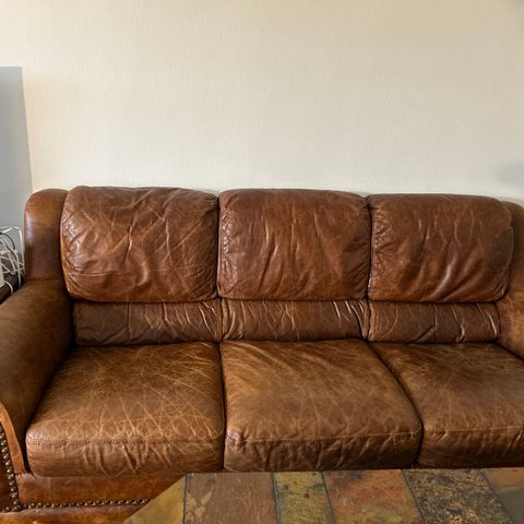 2 + 3 seter sofa i brunt skinn - til din nye man cave?