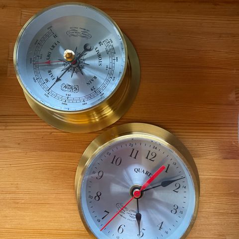 Quartz veggklokke og barometer