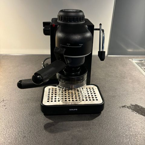 Kaffe-/Espressomaskin med melkeskummer