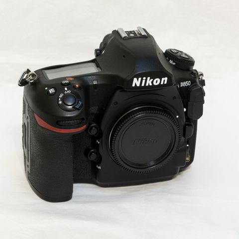 Nikon D850 med batteripakke MB-D18