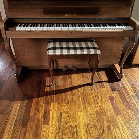 Hellas piano selges rimelig. NOK 3000,-