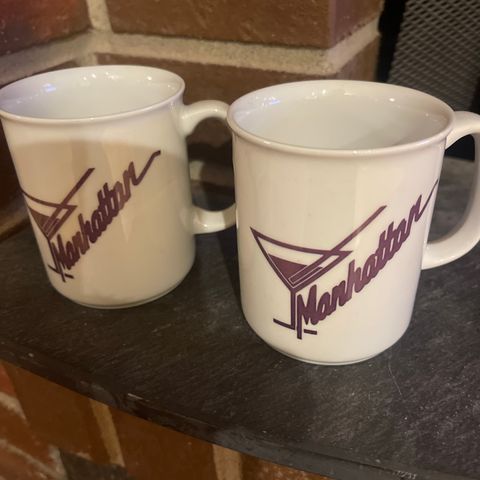 2 retro krus fra Figgjo med Manhattan logo på selges samlet for 300 kr