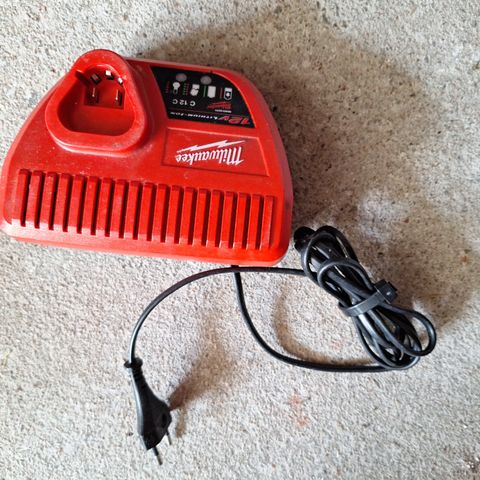 Milwaukee 12V lader