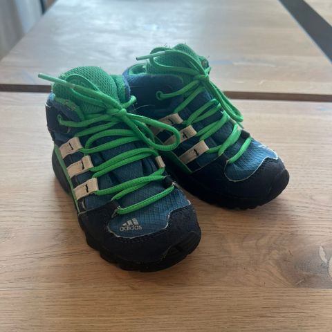 Adidas goreTex sko str.22