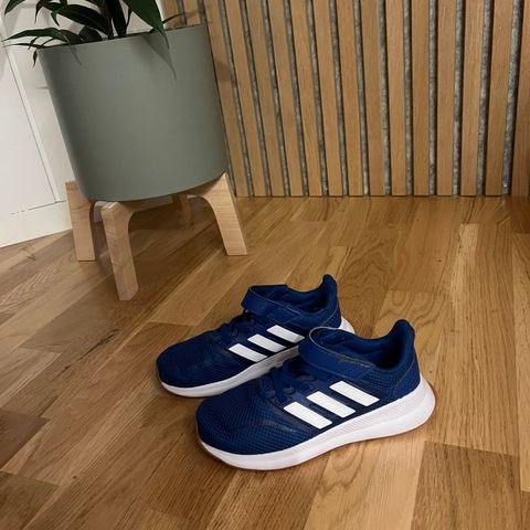 Adidas joggesko, nesten ikke brukt! Str 30