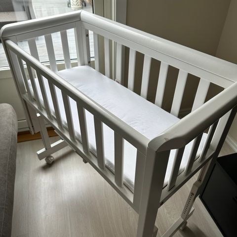 Troll Bedside Crib med madrass