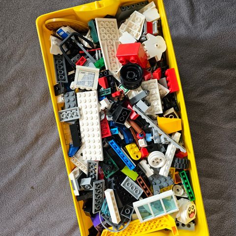 Løs lego i lego kasse (2 kg) *reservert*