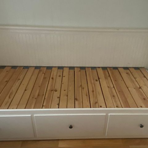 2 stk Hemnes IKEA senger (hvite)+ bokhylle/oppbevaring.