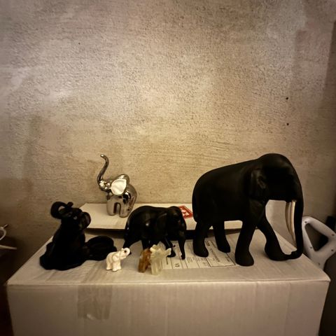 Elefant figurer og lampe