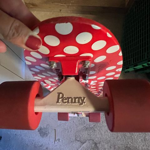 Unikt Penny board lite brukt (rød med hvite prikker)