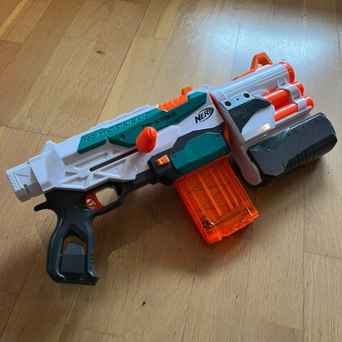 NERF 4 stk guns med en tilleggsmodul og piler