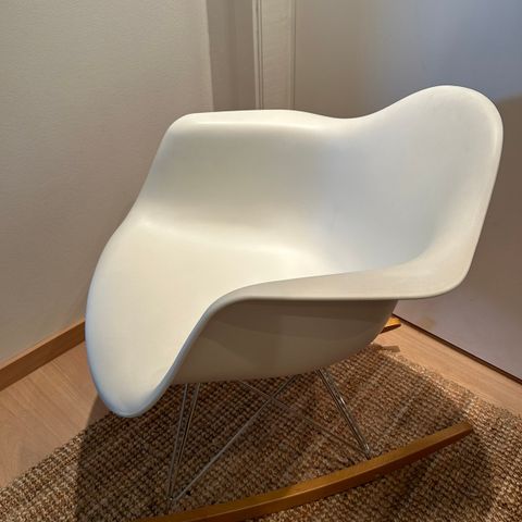 Vitra Eames RAR gyngestol hvit