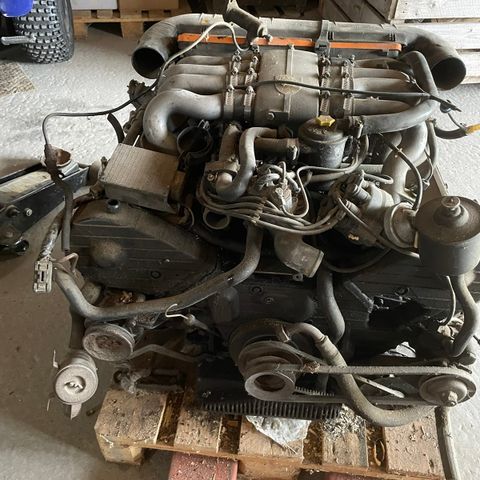 4,5liter 240Hk  Porsche 928 motor.