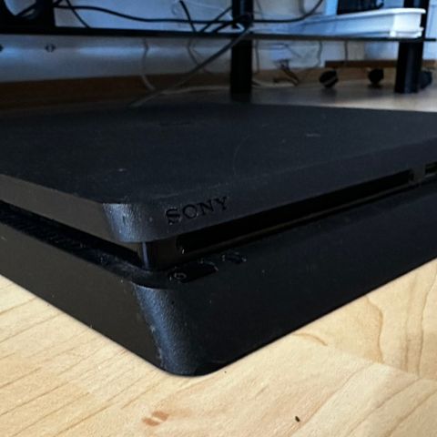 PS4 Slim versjon med 500GB + Need For Speed