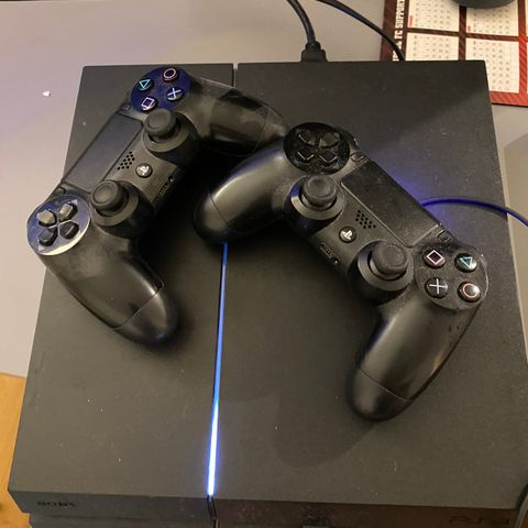 PlayStation 4 500GB, 2 kontroller og 4 spill