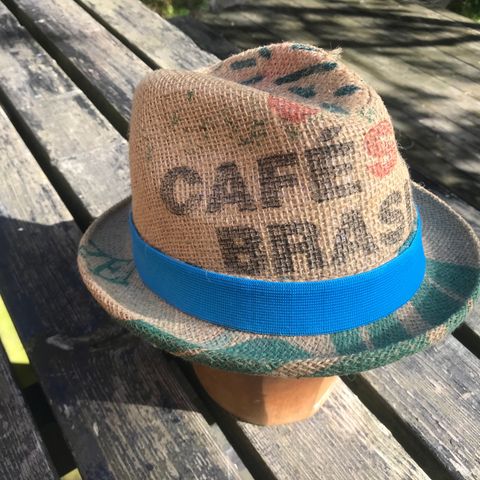 Hatt i jute tekstil (laget av resirkulerte kaffesekker)