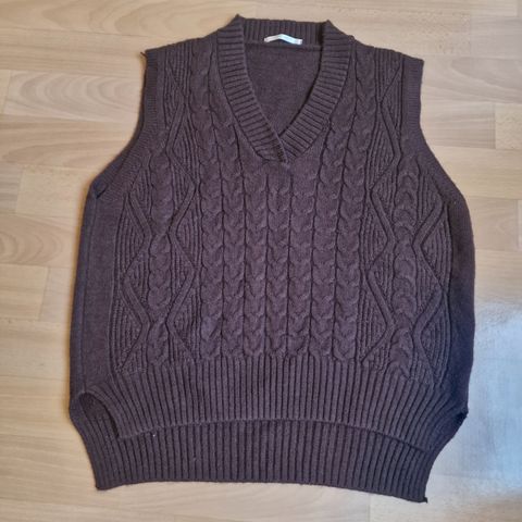 Strikket vest i M