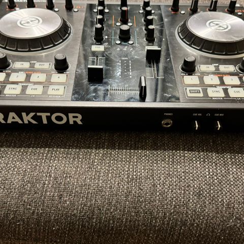 Traktor S2 MK2 DJ mikser