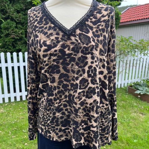 Pen leopardmønstret topp/bluse i str. M/L selges kr 175,-.