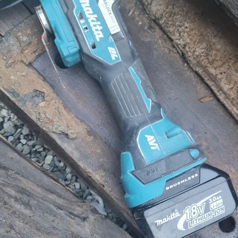 Makita dtm52 m lader og batteri bud motatt