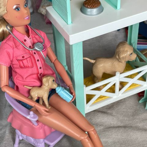 Samling med barbie dukker selges