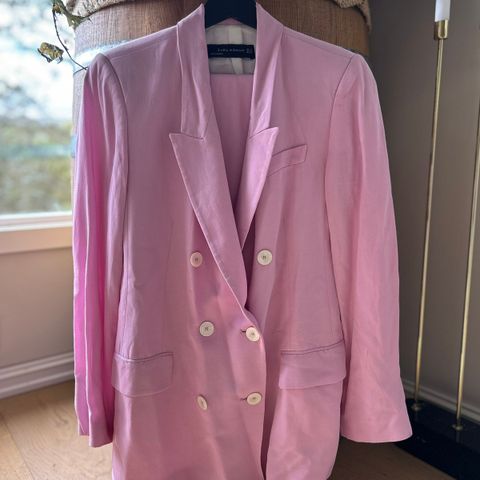 Rosa sett med blazer og bukse fra ZARA