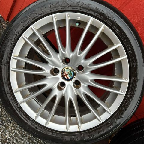 Alfa Romeo 17" aluminium felger med sommerdekk