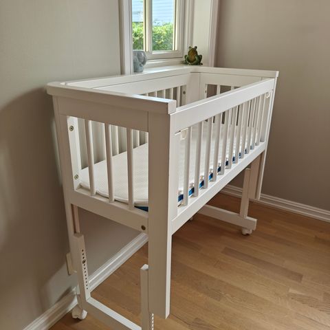 Troll bedside crib