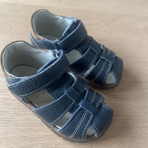 Sandaler i skinn Ponny 25