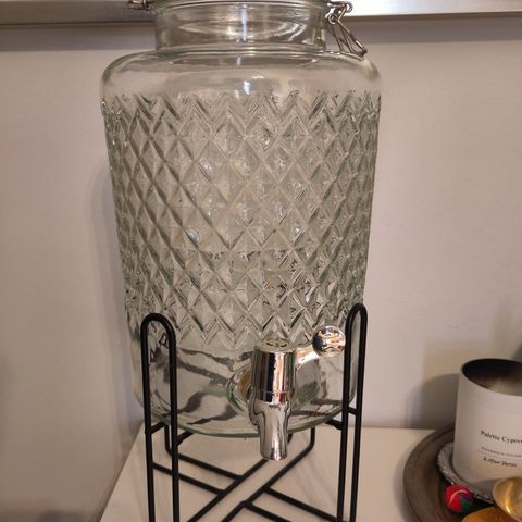 Drink dispenser with stand (no lid)