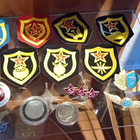 Diverse soviet og nazi merker og pins