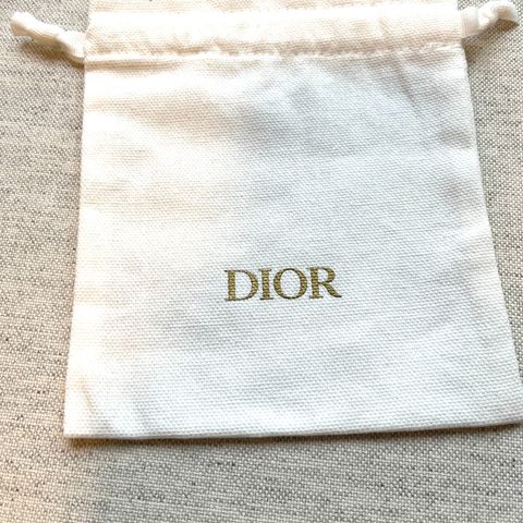 Liten DIOR pose med snøring selges