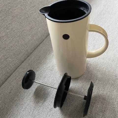 STELTON EM77 PRESSKANNE / rommer 1 liter kaffe / kremfarget /